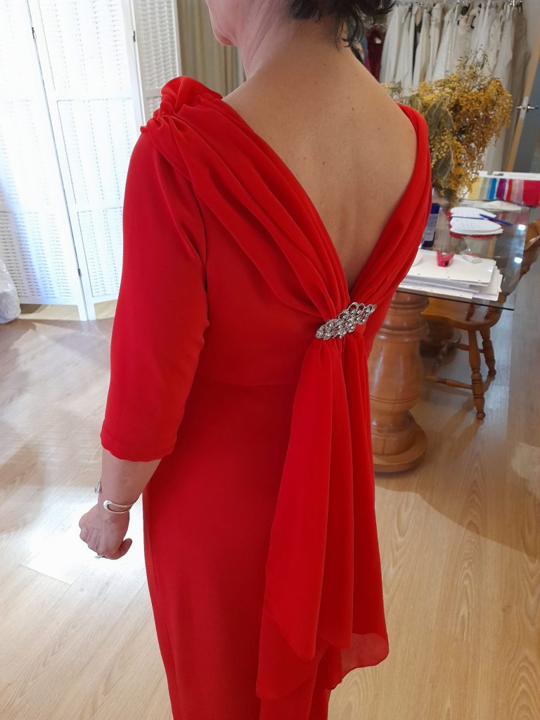 Espalda de vestido rojo con broche