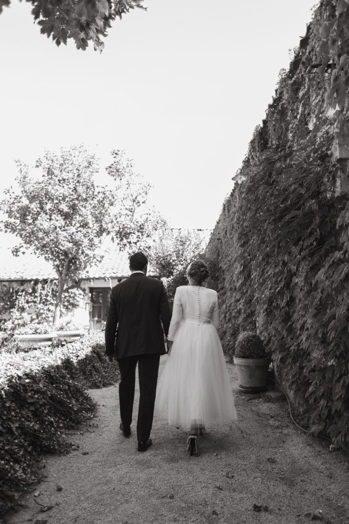 Foto en blanco y negro de espaldas de recién casados