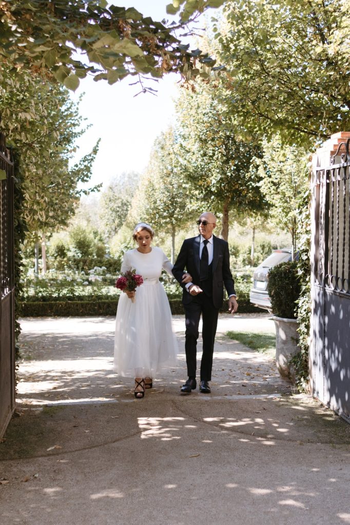 Novia acompañada por el padre