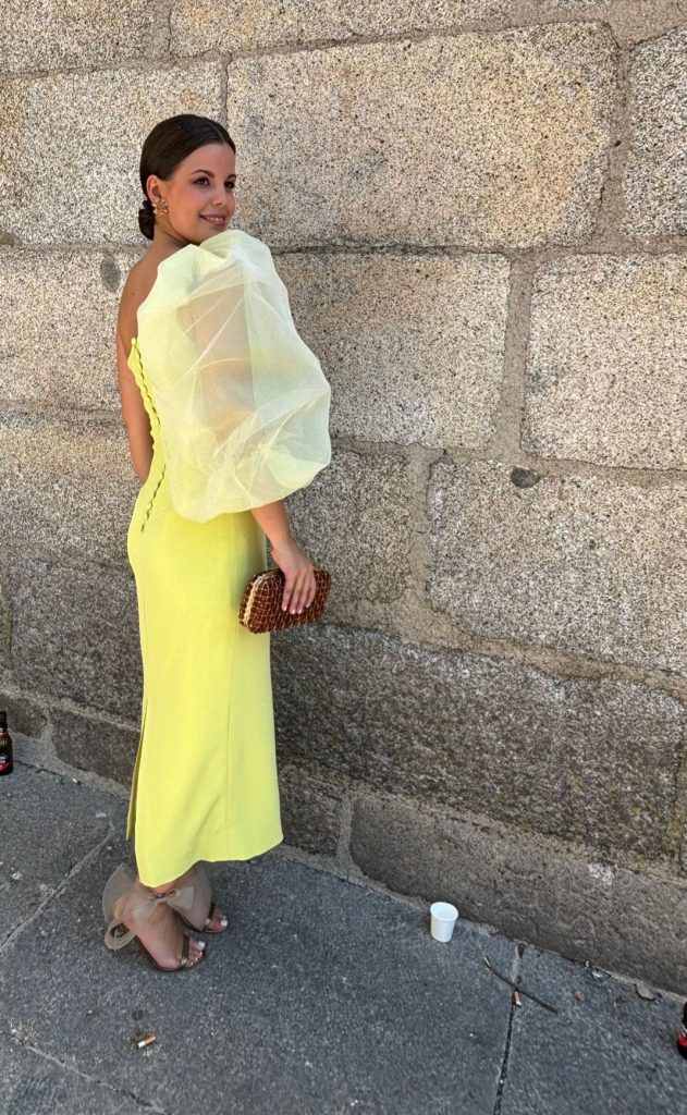 Mujer con vestido amarillo posando de lado