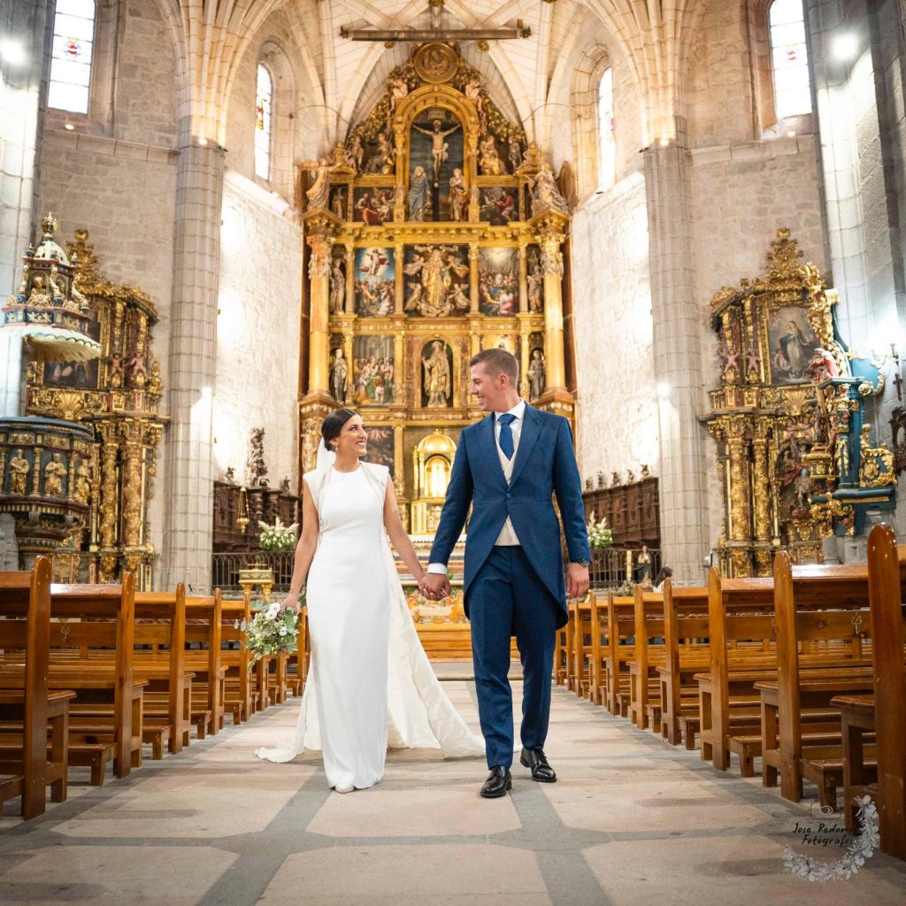 Pareja de recién casados posando en el altar