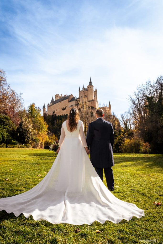 Pareja de recién casados en el paseo del Eresma con el Alcázar de Segovia de fondo