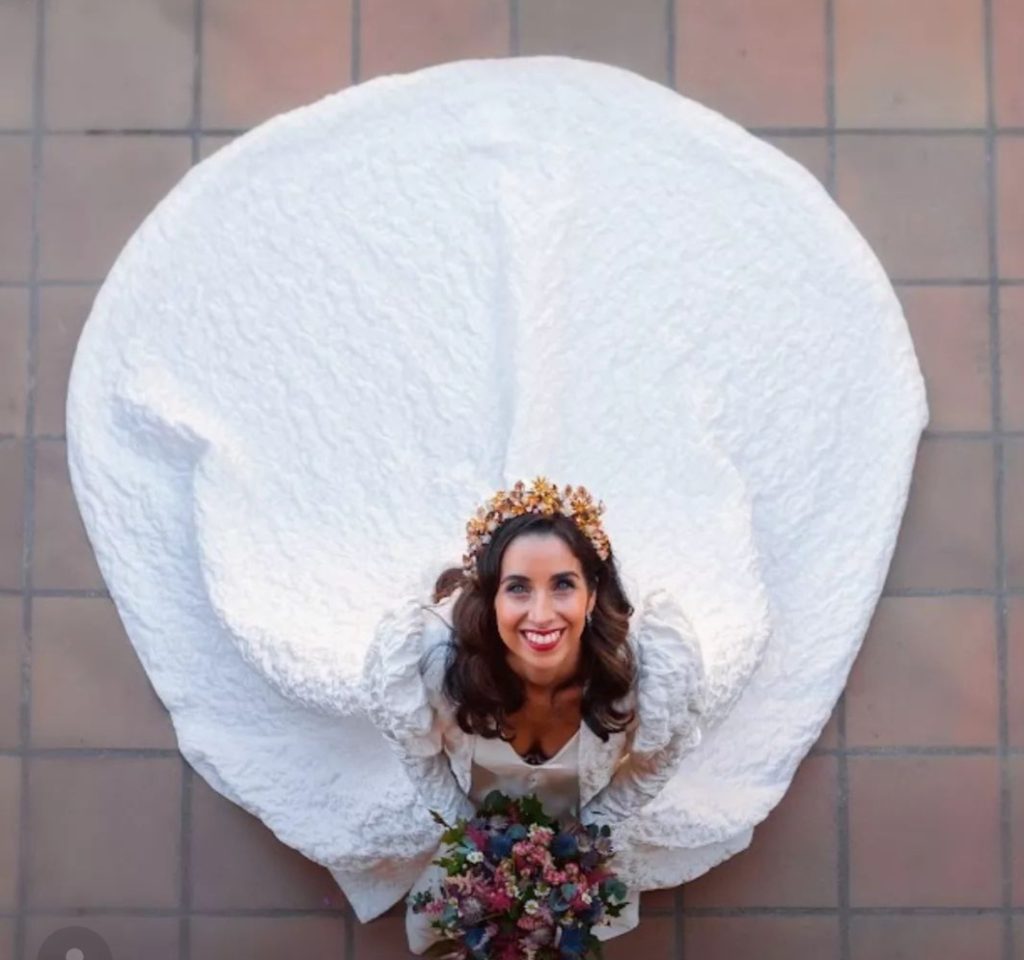 Plano picado de novia con el ramillete mirando al cielo